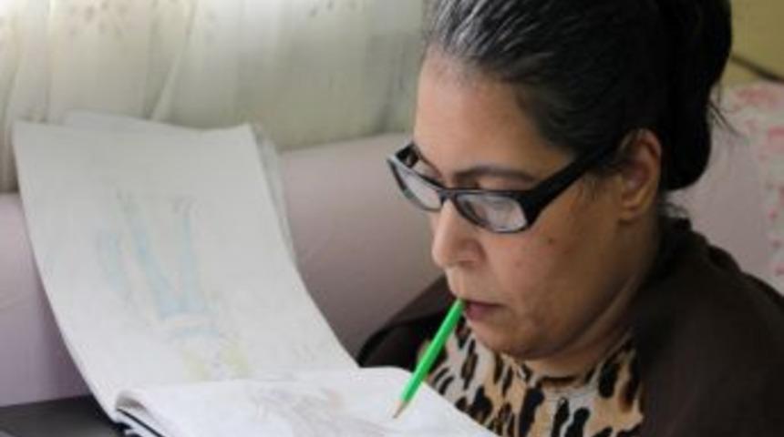 Elleri Tutmayan Engelli Kız, Hayallerini Ağzıyla &Ccedil;iziyor