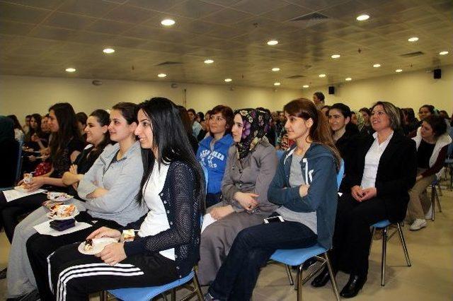 Kız Öğrencilere ‘liderlik Semineri’