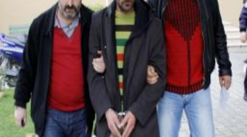 Haciz I&ccedil;in Gelen Avukatın Boğazını Fal&ccedil;ata Ile Kesti