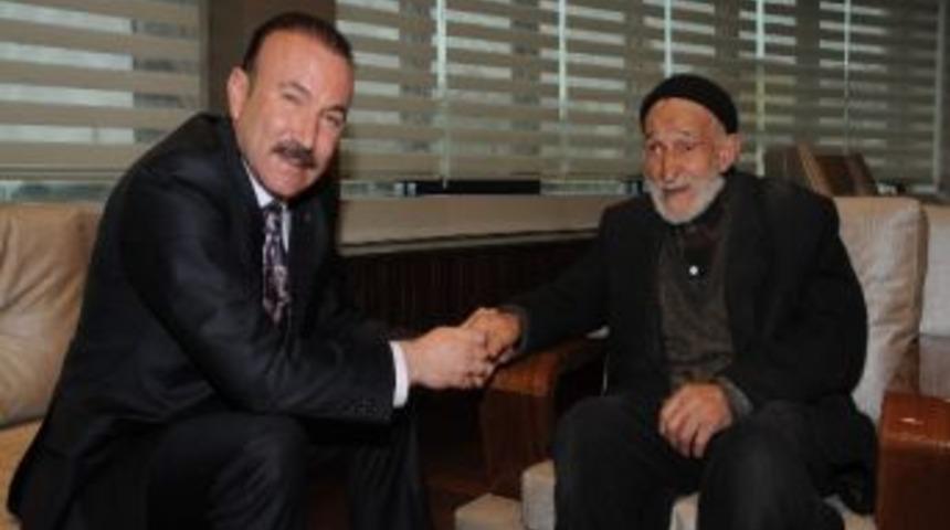 Vergi &Ouml;demeye Geldi, Makamda Ağırlandı