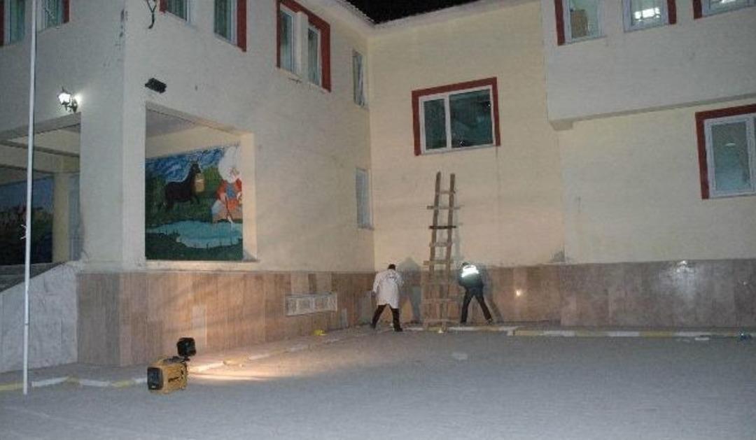 Van&rsquo;da Okulu Yaktılar