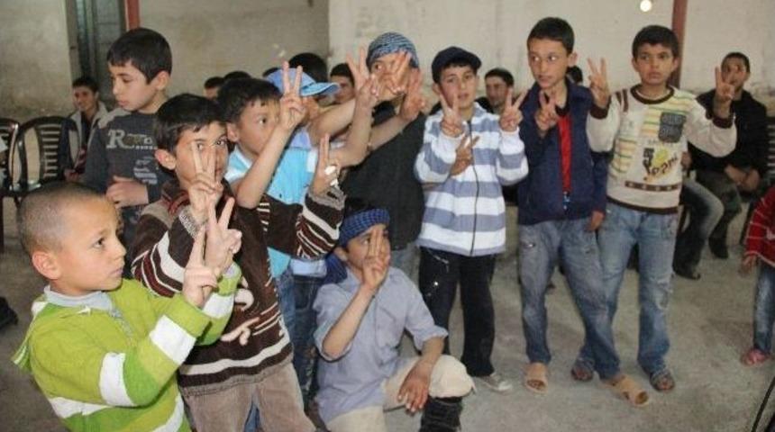 Suriyeliler'in "2. Zafer Yılı" Kutlaması