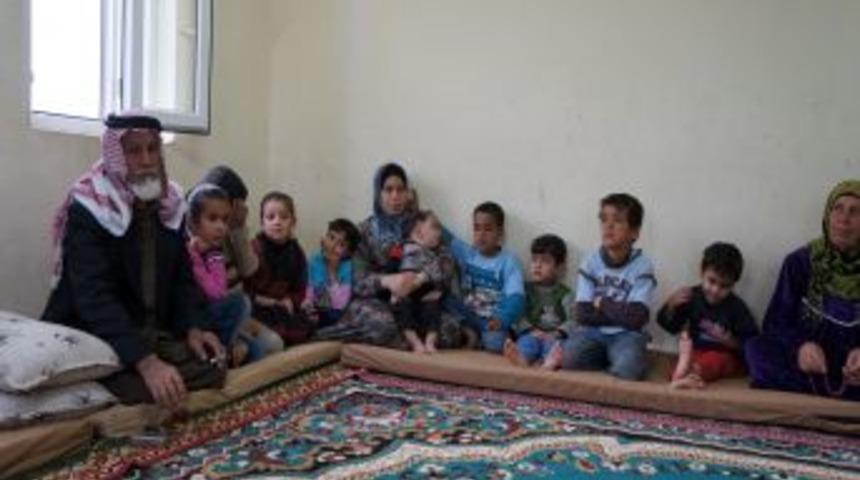 75'lik Dede, Esed'e Karşı Savaşan Beş Oğlunun 30 Kişilik Ailelerine Bakıyor