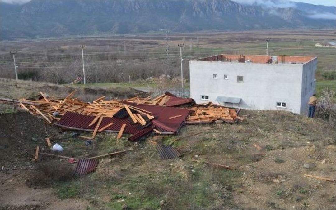Kargı'da Fırtına: &Ccedil;atılar U&ccedil;tu, Ağa&ccedil;lar Devrildi