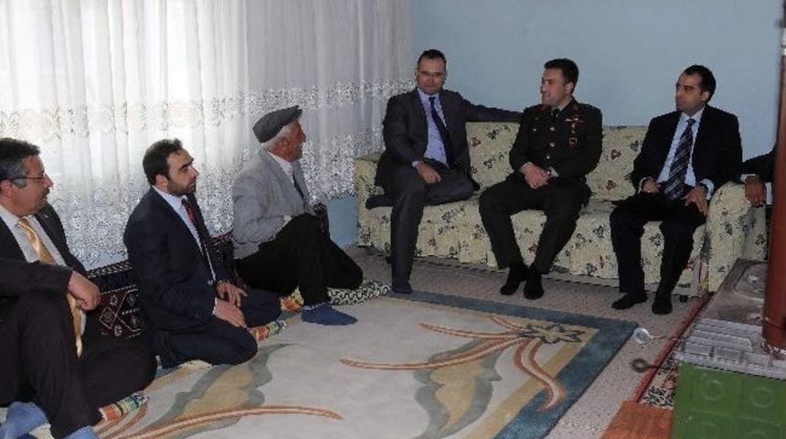 &Ccedil;elikhan Kaymakamı Şehit Aileleri Ziyaret Etti