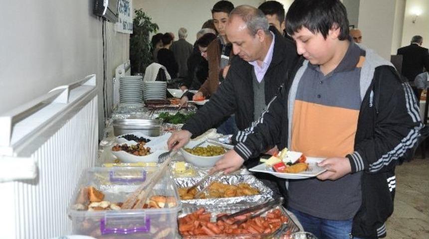 Karaelmas Mensupları Yardımlaşma Sandığından, 62 &Uuml;yeye Plaket