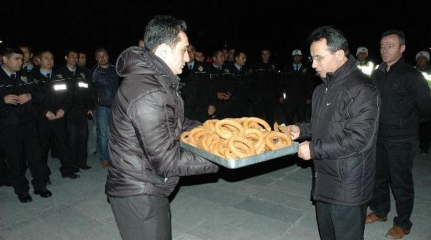 Karaman Emniyet M&uuml;d&uuml;r&uuml; S&ouml;nmez'den Polislere Tatlı İkramı