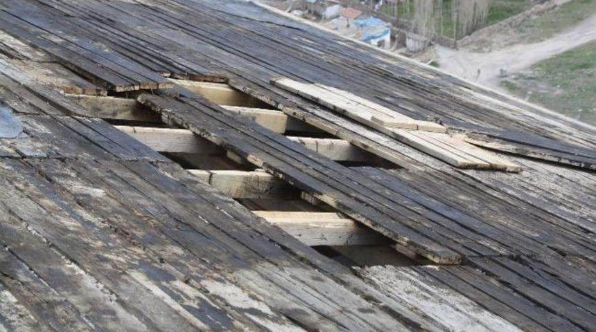 Şiddetli R&uuml;zgar Apartmanın &Ccedil;atısını U&ccedil;urdu