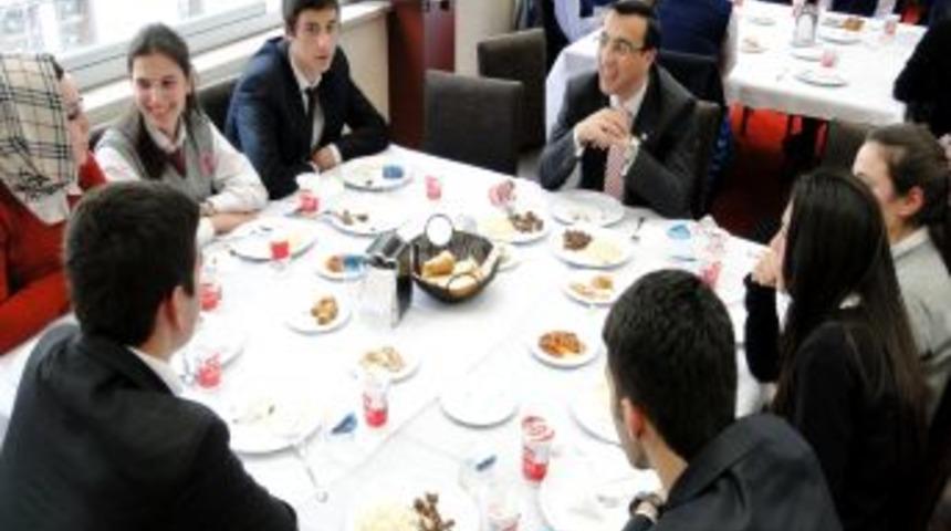 Of'ta 12. Sınıf &Ouml;ğrencilerine Moral Yemeği Verildi