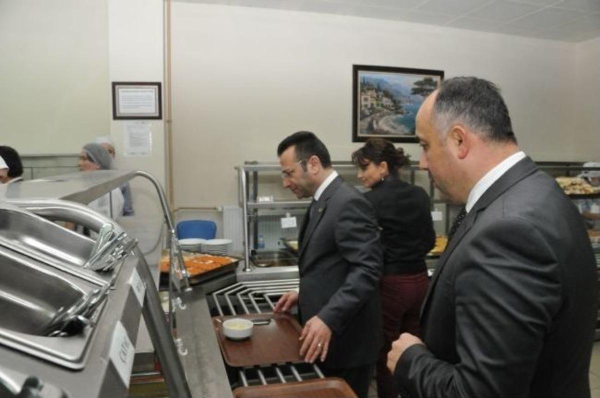 Vali Ve Eşi Yurtta &Ouml;ğrencilerle Bir Araya Geldi