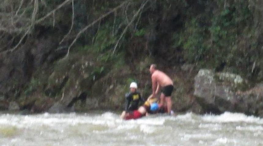 Rafting Botundan D&uuml;şen Gen&ccedil;ler Boğulma Tehlikesi Ge&ccedil;irdi