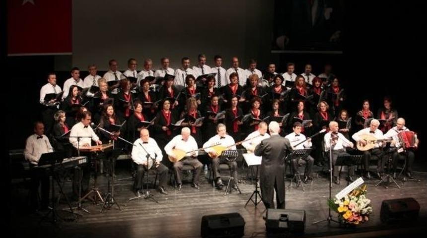 Sevgi Korosu &Ccedil;anakkale Şehitleri İ&ccedil;in Sahnede