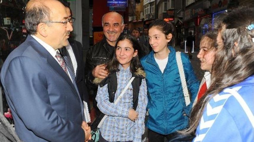 Başkan G&uuml;mr&uuml;k&ccedil;&uuml;oğlu Uzunsokak&rsquo;ı Gezdi