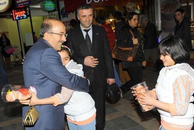 Başkan G&uuml;mr&uuml;k&ccedil;&uuml;oğlu Uzunsokak&rsquo;ı Gezdi 3