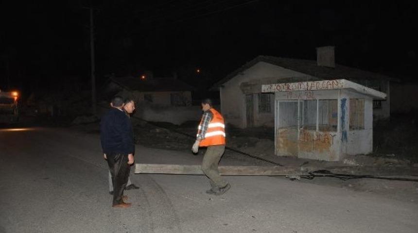 Lodos, Yerk&ouml;y'de Telefon Direğini Devirdi