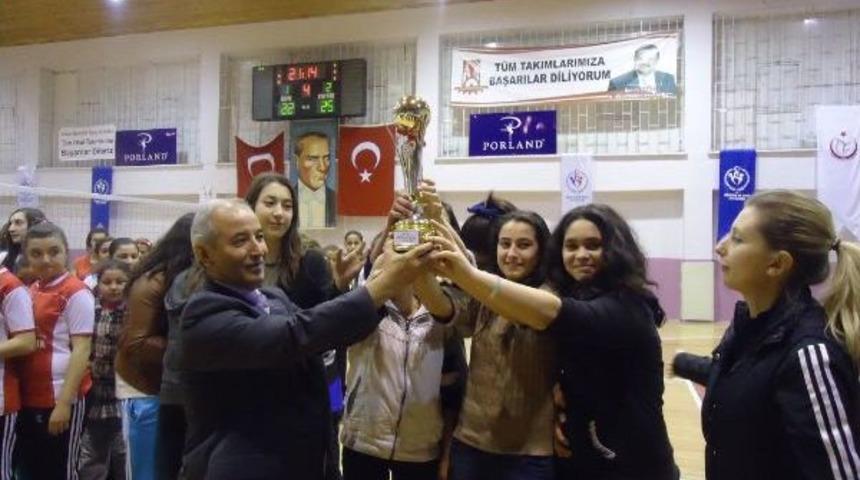 G&uuml;neşspor Voleybol Takımı İl Şampiyonu Oldu