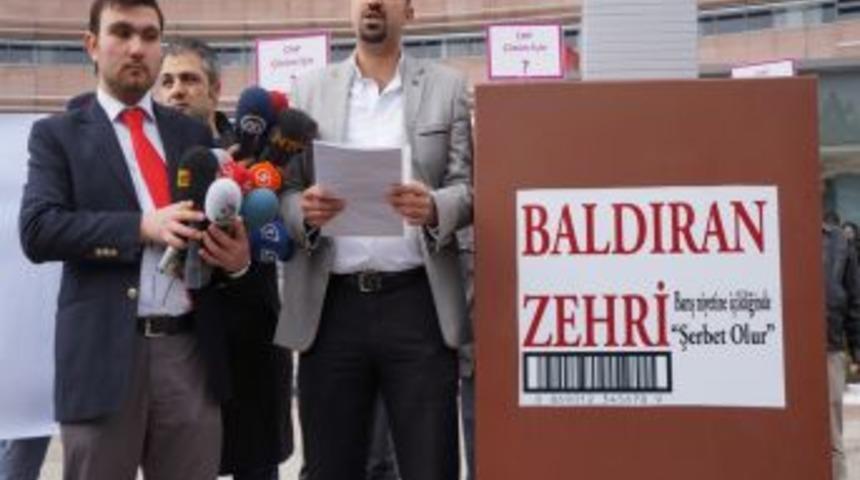 CHP Genel Merkezi'ne 1,75 Metre Boyunda Baldıran Zehiri Kutusu Getirdiler