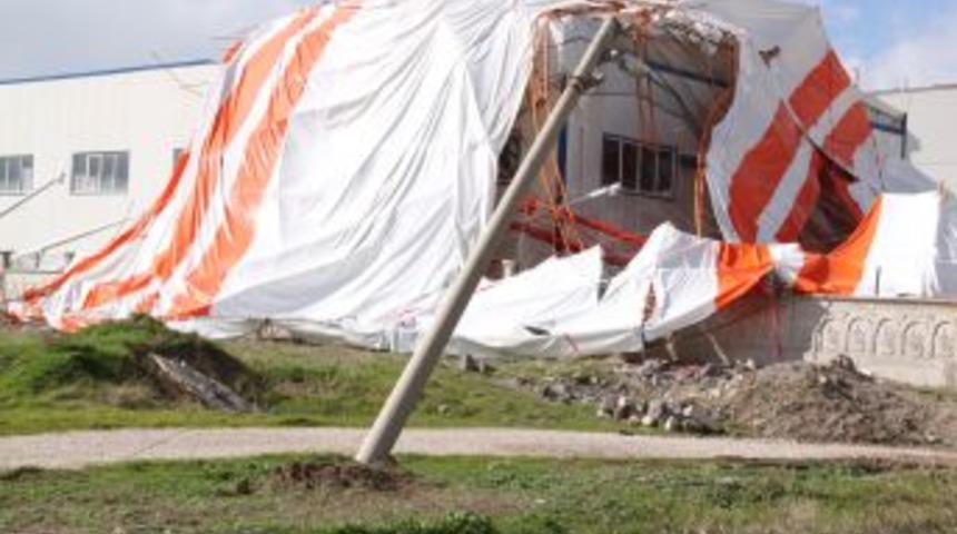 Şiddetli Lodos Halı Sahayı U&ccedil;urdu