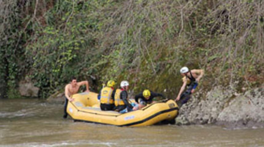 &Uuml;niversitelilerin rafting botu devrildi