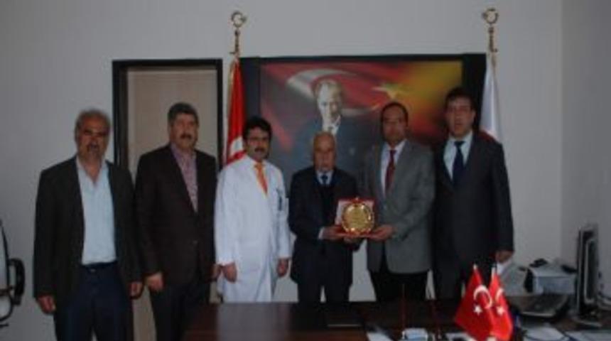 Besni Devlet Hastanesi Başhekimi Alakuş&rsquo;tan Beskader&rsquo;e Plaket