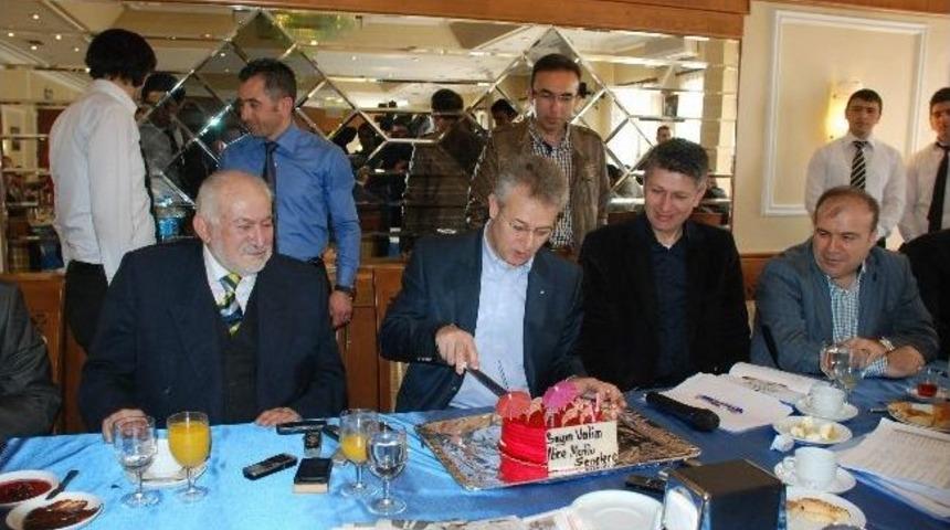 Vali Taşkesen&rsquo;e S&uuml;rpriz Doğum G&uuml;n&uuml; Kutlaması