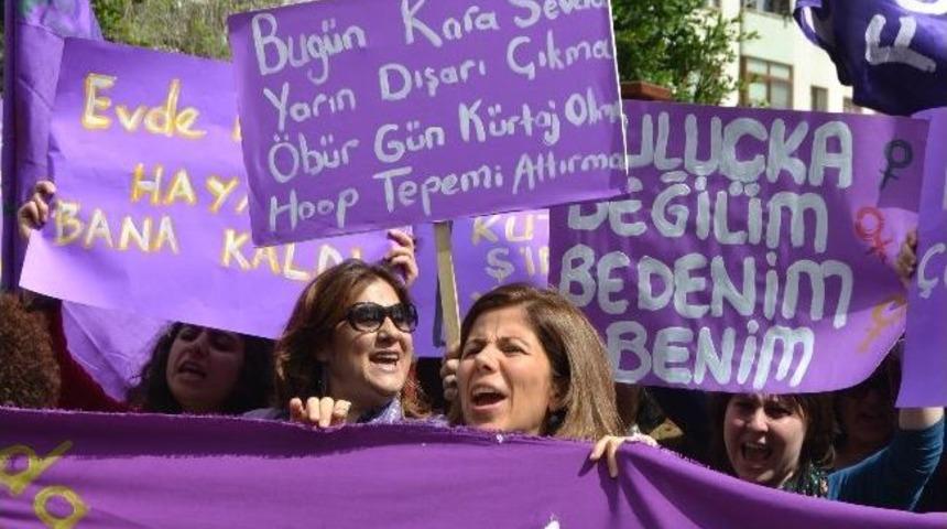 Adana&rsquo;da Kadınlar K&uuml;rtaj İ&ccedil;in Eylem Yaptı