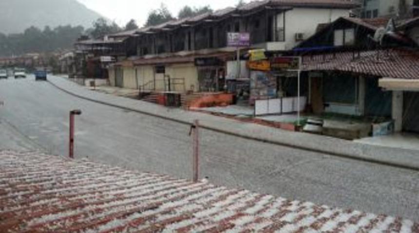 Dolu Yağışı Ölüdeniz'i Beyaza Bürüdü