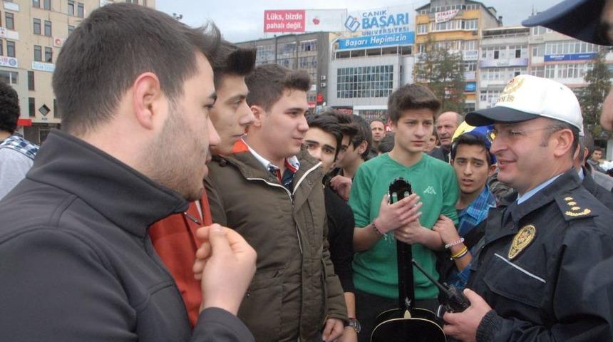 Gen&ccedil;lerin 'Harlem Shake' Dansına Polis Ilgisi