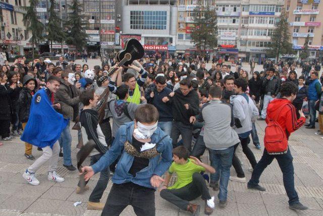 Gen&ccedil;lerin  Harlem Shake  Dansına Polis Ilgisi 1