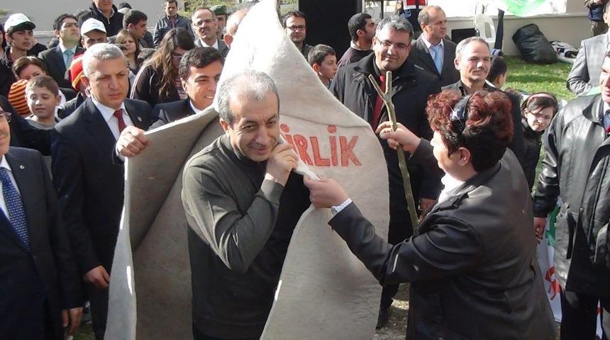 Hayvanların Kulak K&uuml;pelerinin Yerine Elektronik &Ccedil;ip Takılacak