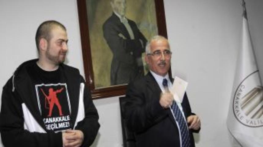 Vali Tuna, &Ccedil;anakkale I&ccedil;in Bestelenen Rap Şarkıyı S&ouml;yledi
