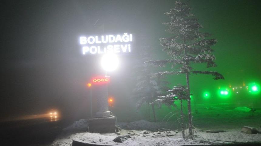 Kar Yağışı Bolu Dağı'nda Ulaşımı Olumsuz Etkiliyor