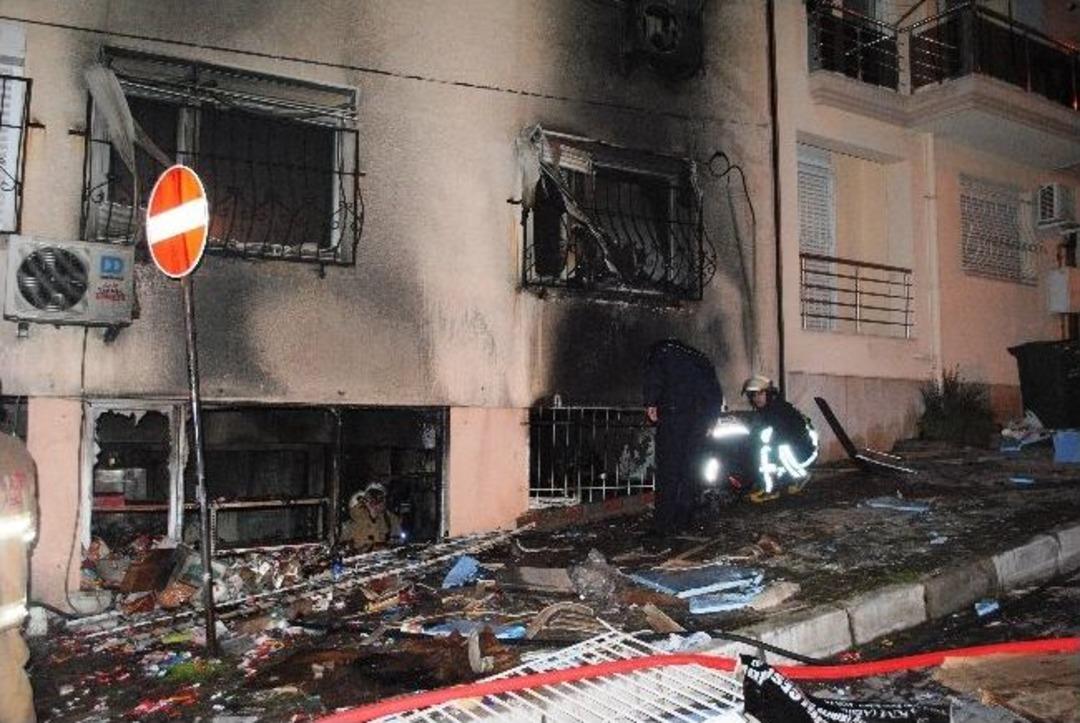 İzmir&rsquo;de Bakkal Yangını: 2 Yaralı