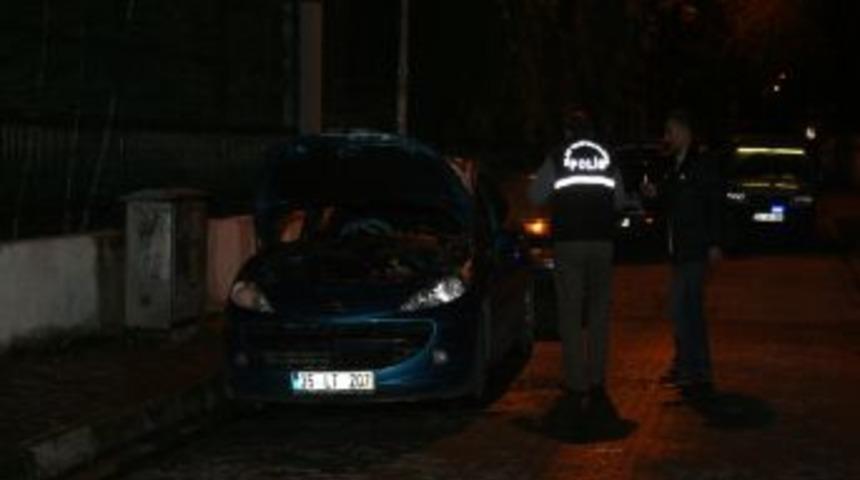 İzmir&rsquo;de Iki Ara&ccedil; Kundaklandı