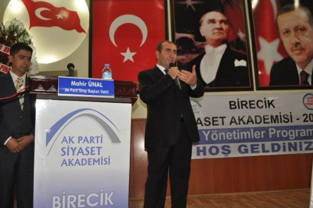 Ak Parti Grup Başkanvekili Mahir &Uuml;nal, Bireciklilere Siyaset Dersi Verdi