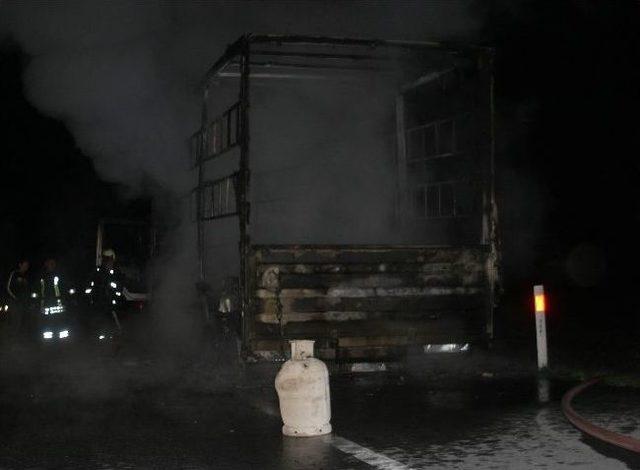 Ev Eşyası Taşıyan Tır&rsquo;da Yangın 1
