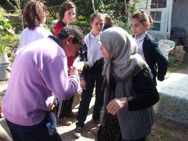 Yumurtalık’ta Öğrenciler Şehit Harun Arslanbay’ın Ailesini Ziyaret Ettiler.