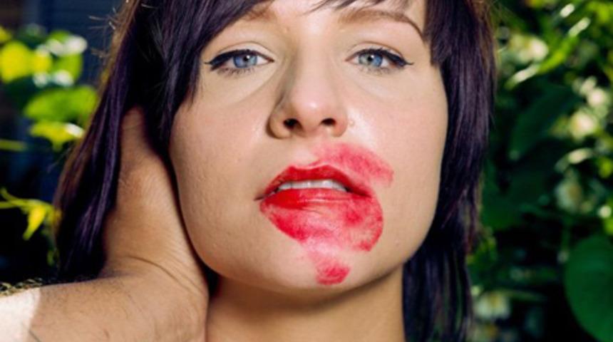 &Ouml;p&uuml;şt&uuml;ğ&uuml; herkesin fotoğrafını &ccedil;ekiyor!