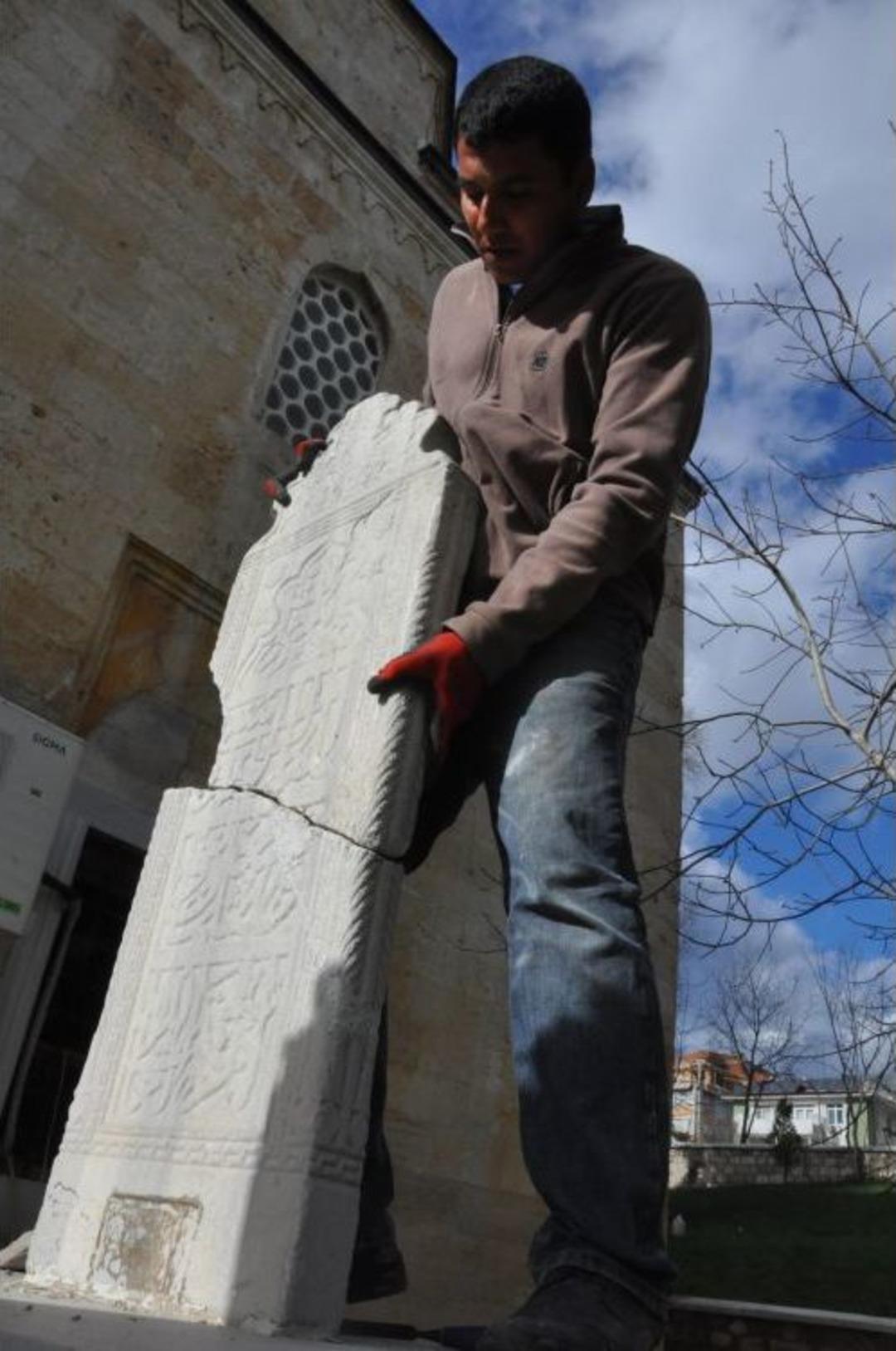 Fatih Sultan Mehmet&rsquo;in Eşi Sitti Şah Hatun&rsquo;un Mezar Taşı Yerine Konuldu