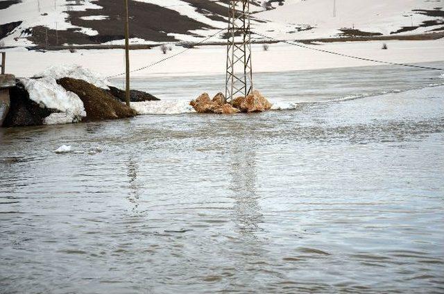 Yüksekova’da Karların Erimesiyle Ortaya Çıkan Tehlike