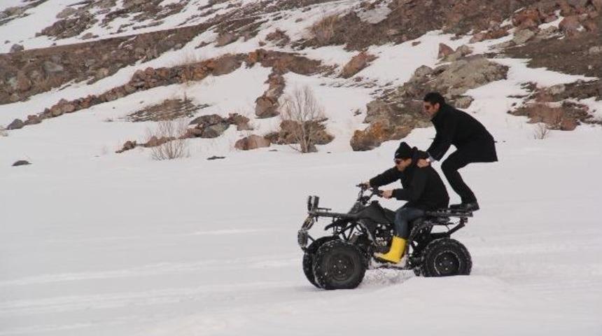 (&ouml;zel Haber) &Ccedil;ıldır G&ouml;l&uuml;nde Atv Keyfi