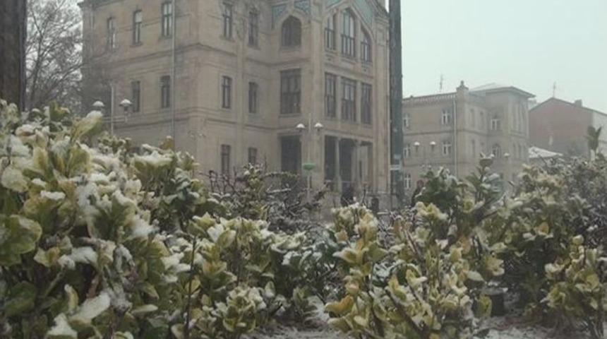 Aksaray G&uuml;ne Kar Yağışı İle Uyandı