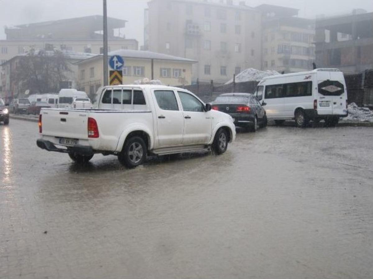 (&ouml;zel Haber) Hakkari&rsquo;de Karla Karışık Yağmur Hayatı Olumsuz Etkiledi