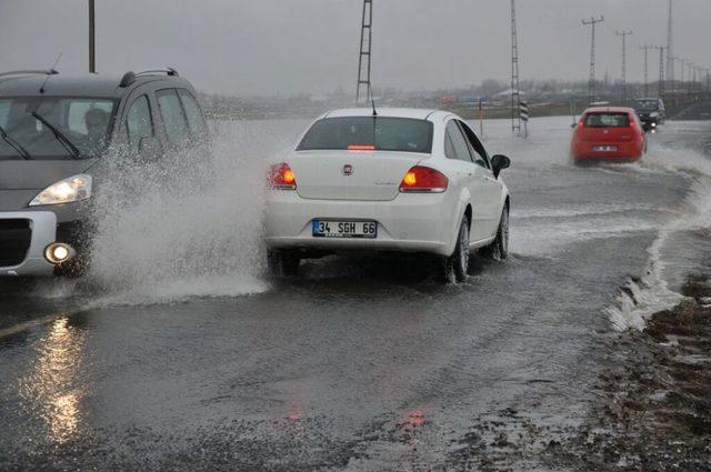 Patnos'ta Sel: Evler Sular Altında Kaldı