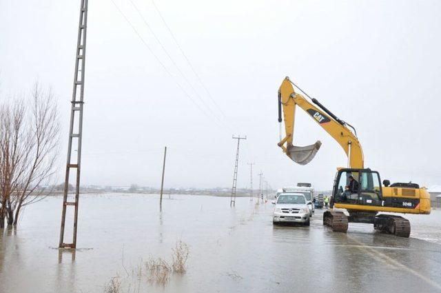 Patnos'ta Sel: Evler Sular Altında Kaldı