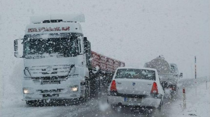 Tokat&rsquo;ta Yoğun Kar Yağışı