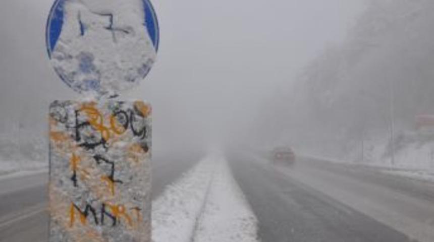 Kar Yağışı, Bolu Dağı'nda Ulaşımı Olumsuz Etkiliyor