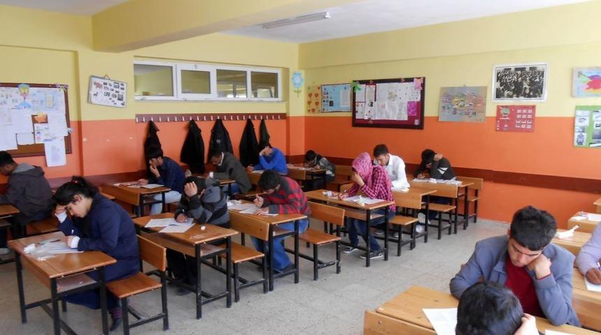 Ak&ccedil;akale'de Feza Dershanesi'nden YGS Provası