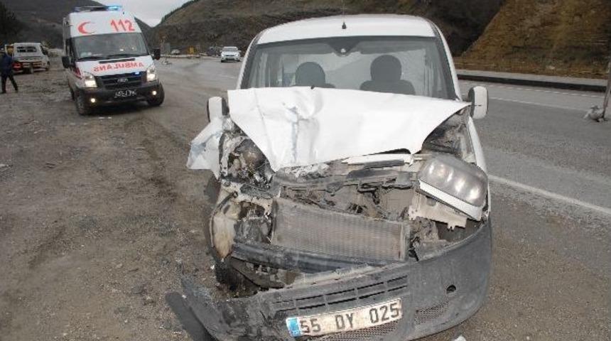 Kamyonet Park Halindeki Araca &Ccedil;arptı: 1 Yaralı