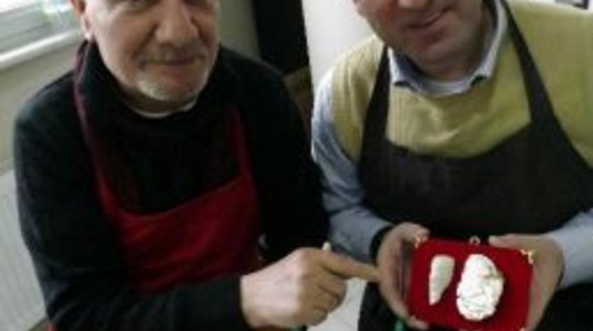 Karikat&uuml;r&uuml; L&uuml;le Taşına Taşıyor